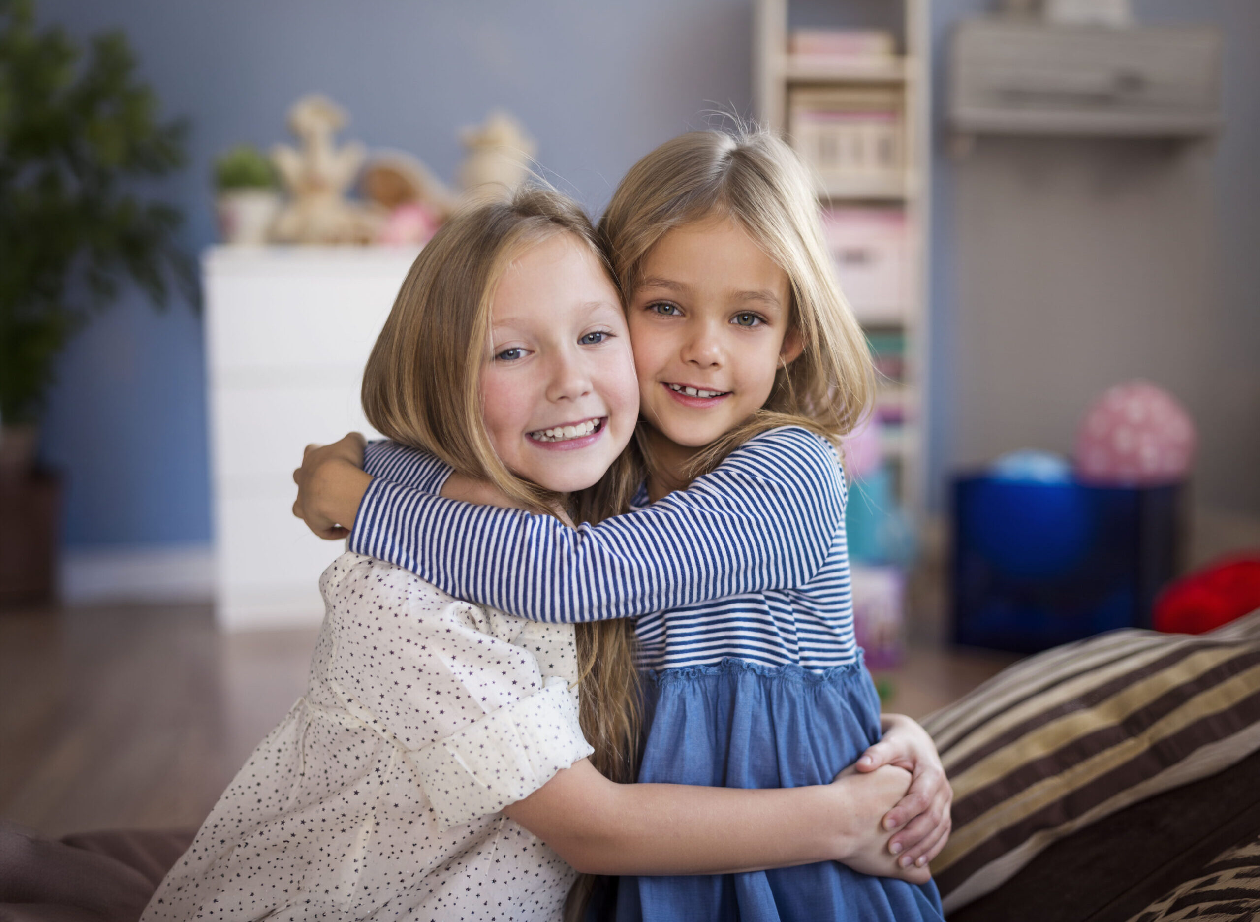 Zwei Kinder umarmen sich – Impfberatung und Vorsorge beim Kinderarzt in Oettingen