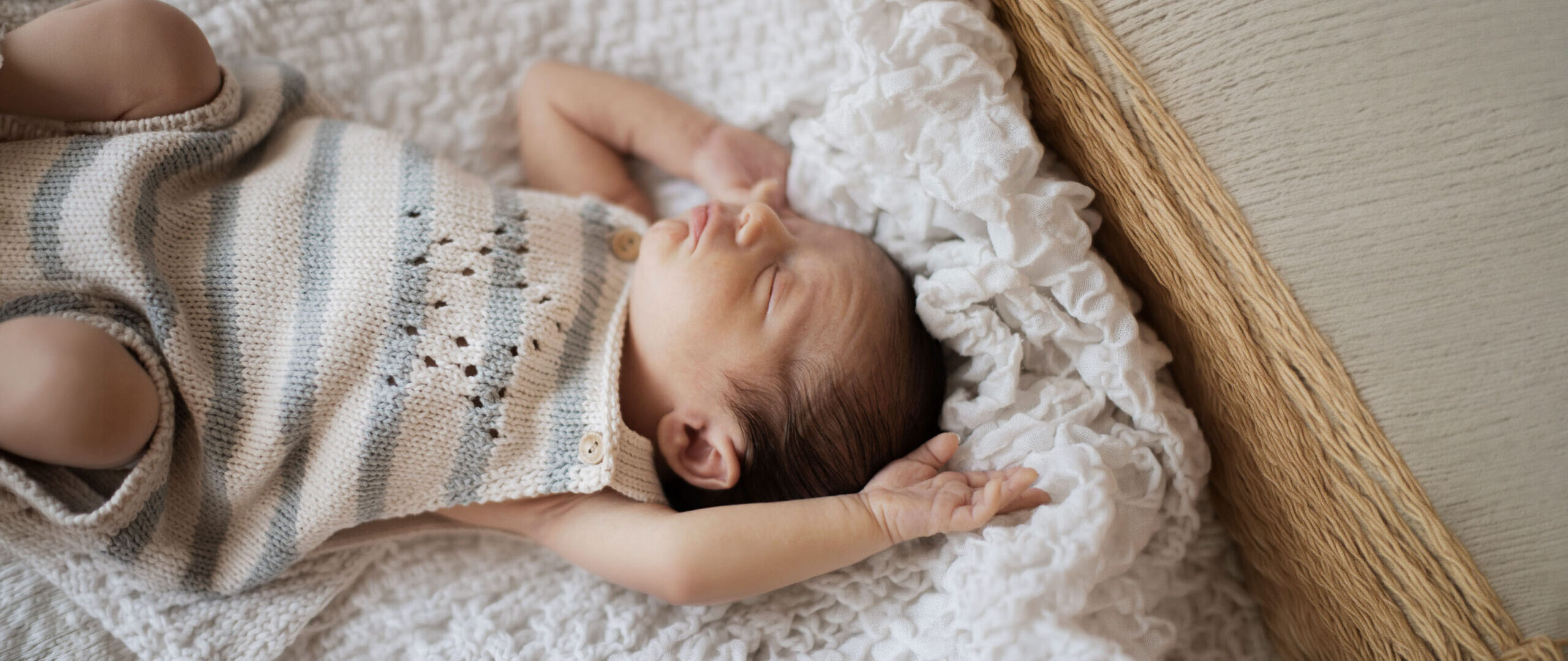 Baby liegt auf Decke – Vorsorgeuntersuchung beim Kinderarzt in Oettingen